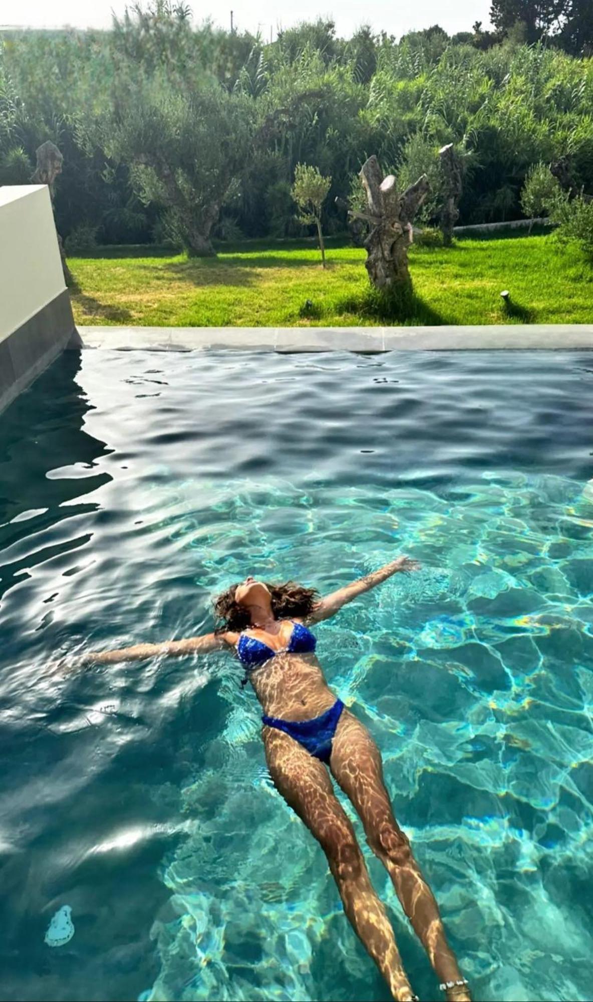 Tsamis Zante Suites (Adults Only) Psarou  Exterior foto A woman floating in a swimming pool
